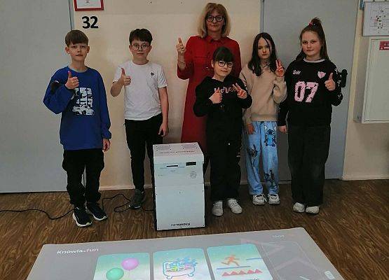 uczniowie korzystają z knowla box