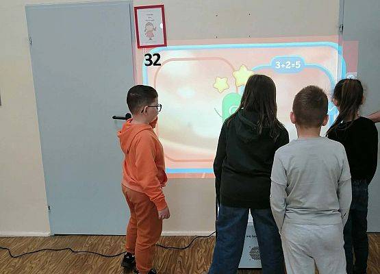 uczniowie korzystają z knowla box