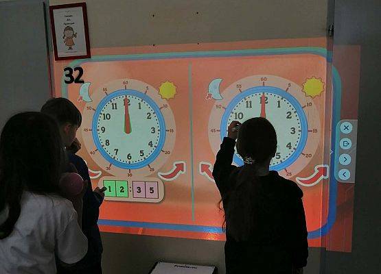 uczniowie korzystają z knowla box