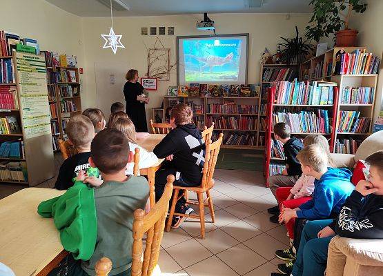 uczniowie w bibliotece oglądają prezentację multimedialną
