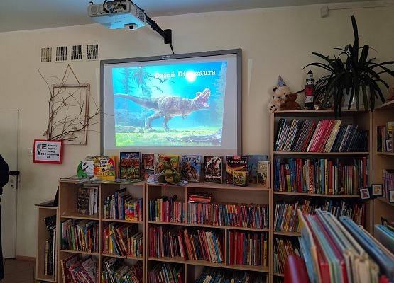 uczniowie w bibliotece oglądają prezentację multimedialną