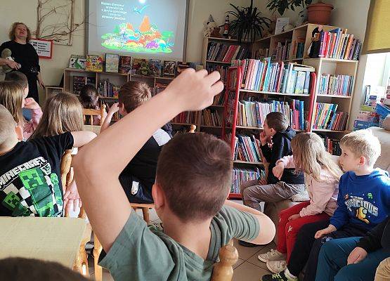 uczniowie siedzą podczas zajęć