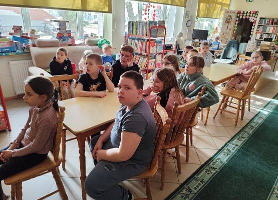 uczniowie podczas zajęć w szkolnej bibliotece
