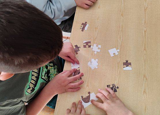 dzieci układają puzzle