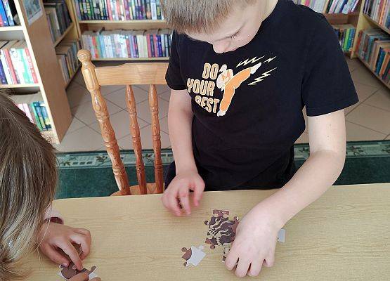 dzieci układają puzzle