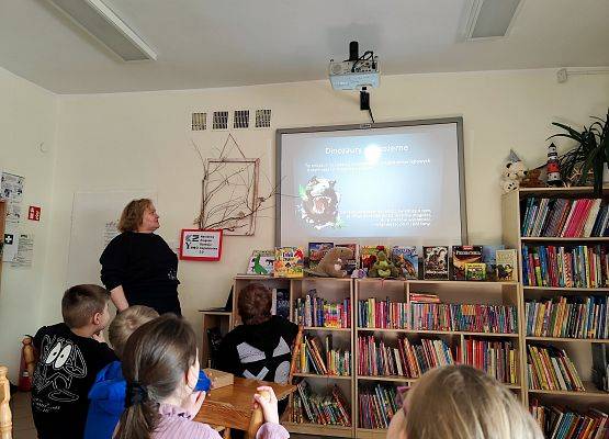 uczniowie w bibliotece oglądają prezentację multimedialną