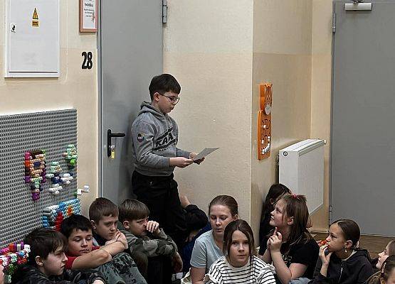 uczniowie odczytują list