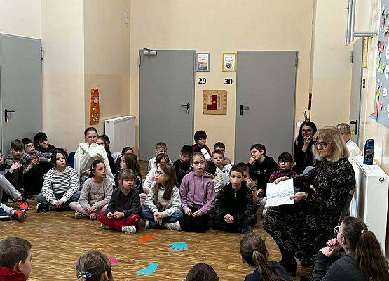 pani wicedyrektor prtzekazuje listy uczniom