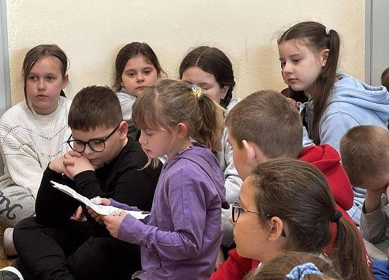 uczniowie odczytują list