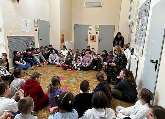 uczniowie odczytują list