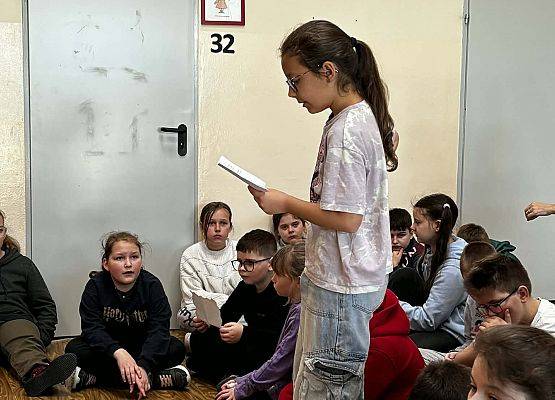 uczniowie odczytują list