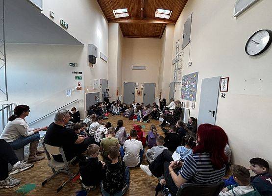 uczniowie odczytują list