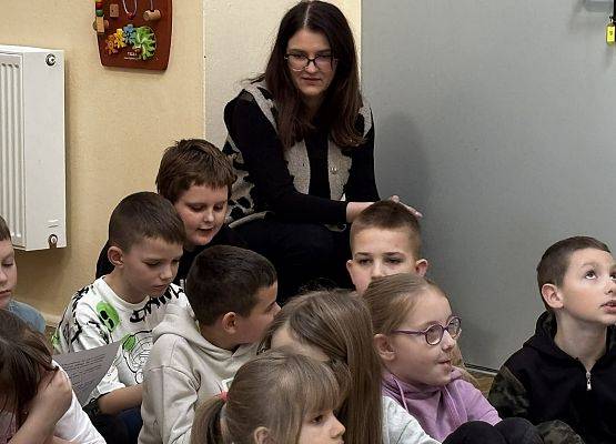 uczniowie odczytują list