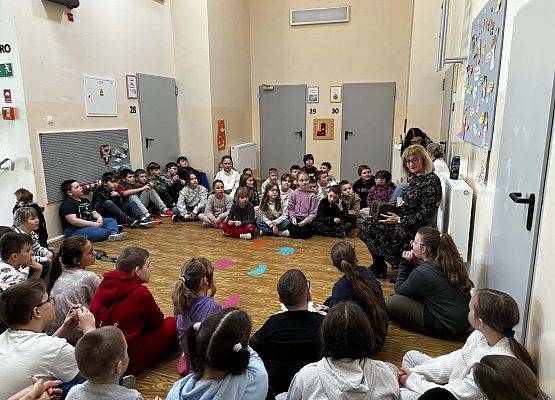 uczniowie i pani wicedyrektor siedzą  w kręgu