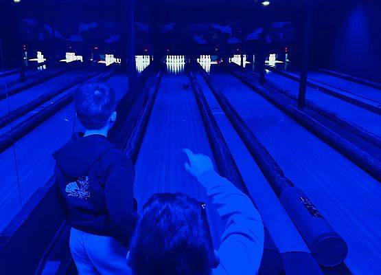 uczniowie w kręgielni