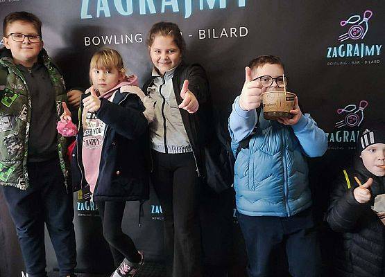 uczniowie w kręgielni