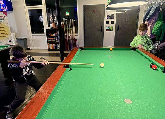 uczniowie w kręgielni