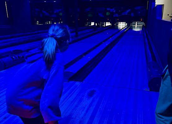 uczniowie w kręgielni