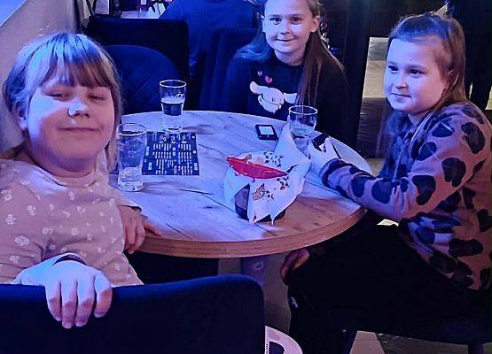 uczniowie w kręgielni