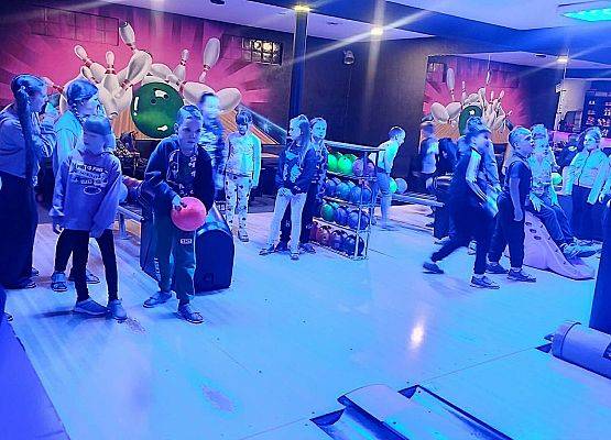 uczniowie w kręgielni