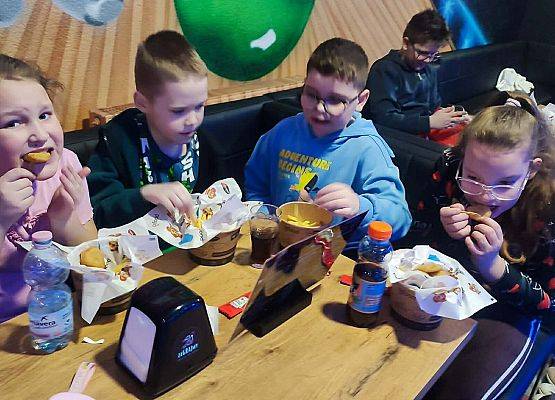 uczniowie w kręgielni