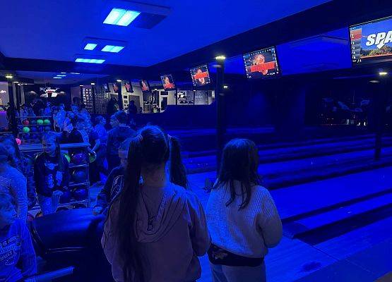 uczniowie w kręgielni