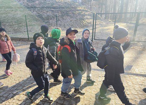 uczniowie podczas spaceeru