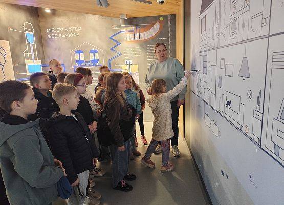 uczniowie  na zajęciach w muzeum