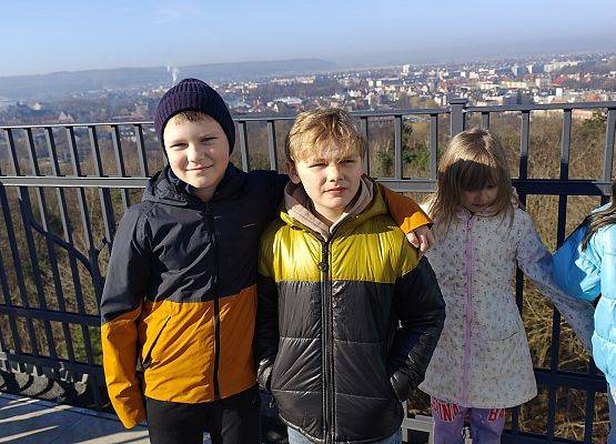 dwaj chłopcy stoją na tarasie widokowym