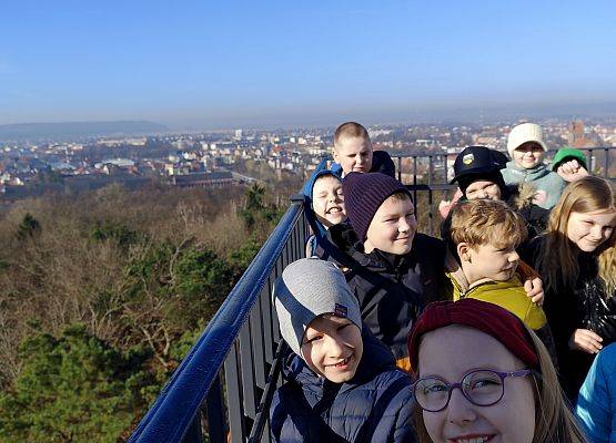 uczniowie stoją na tarasie widokowym