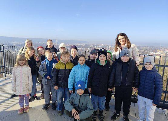 uczniowie stoją na tarasie widokowym