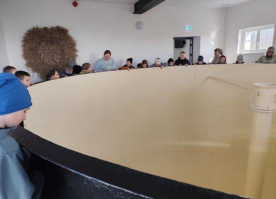 dzieci siedzą przy okrągłym stole