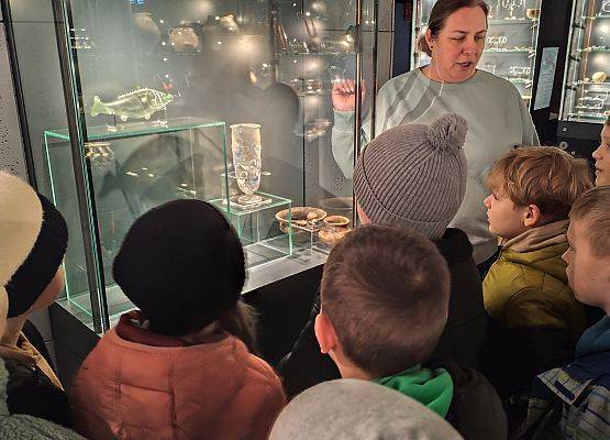 dziesi słuchają pani przewodniczki