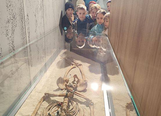 uczniowie oglądają eksponaty w muzeum