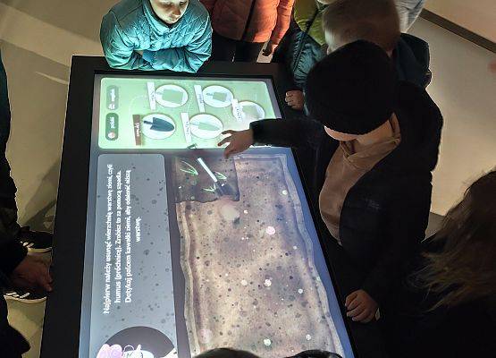 uczniowie oglądają eksponaty w muzeum