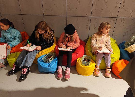 dzieci malują obrazki na warsztatach plastycznych