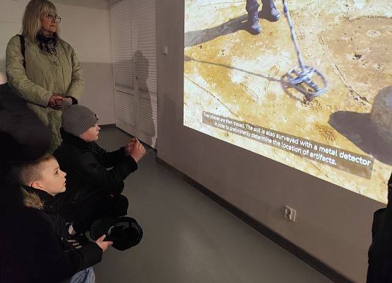 uczniowie oglądają prezentację multimedialną