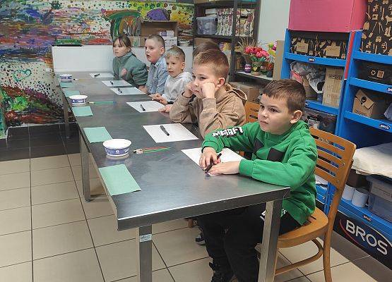 dzieci malują obrazki na warsztatach plastycznych