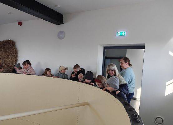 dzieci siedzą przy okrągłym stole