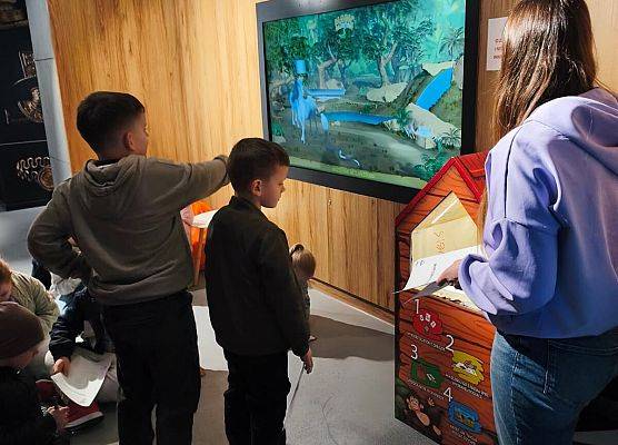 uczniowie oglądają prezentację