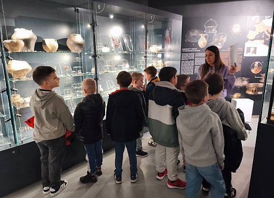 dzieci oglądają eksponaty