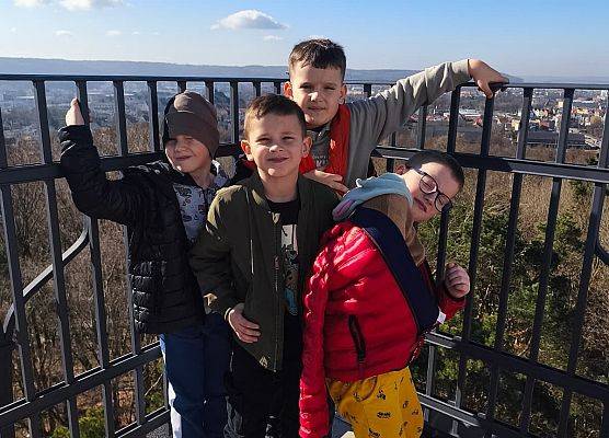 uczniowie na tarasie widokowym