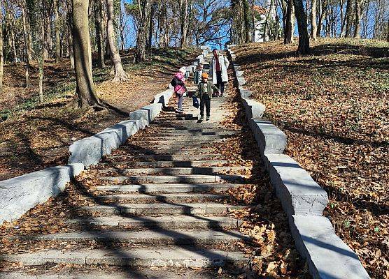 uczniowie na spacerze w parku