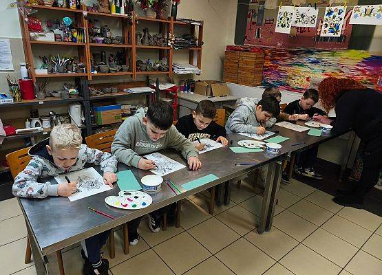 uczniowie podczas warsztatów plastycznych