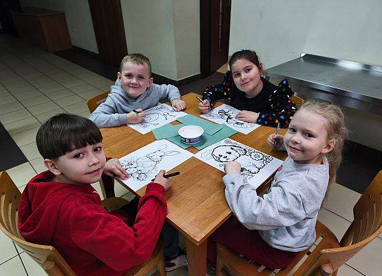 uczniowie podczas warsztatów plastycznych