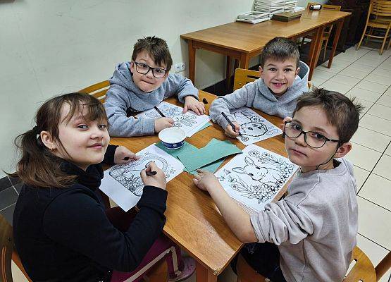 uczniowie podczas warsztatów plastycznych