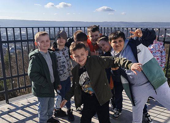 dzieci na tarasie widokowym