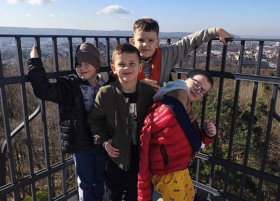 chłopcy stoją na tarasie widokowym.