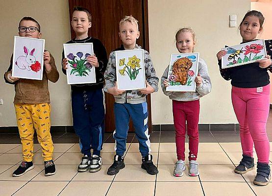 uczniowie prezentują swoje prace