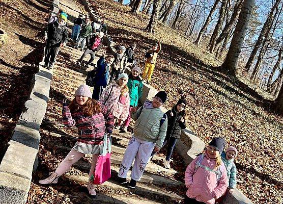 uczniowie spacerują w parku